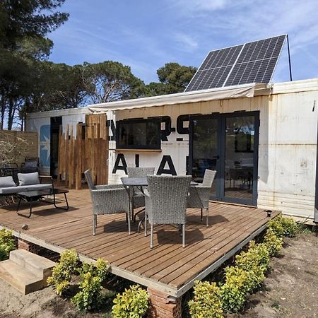 Cooltainer Retreat: Sustainable Coastal Forest Tiny House Near Barcelona Castelldefels Buitenkant foto