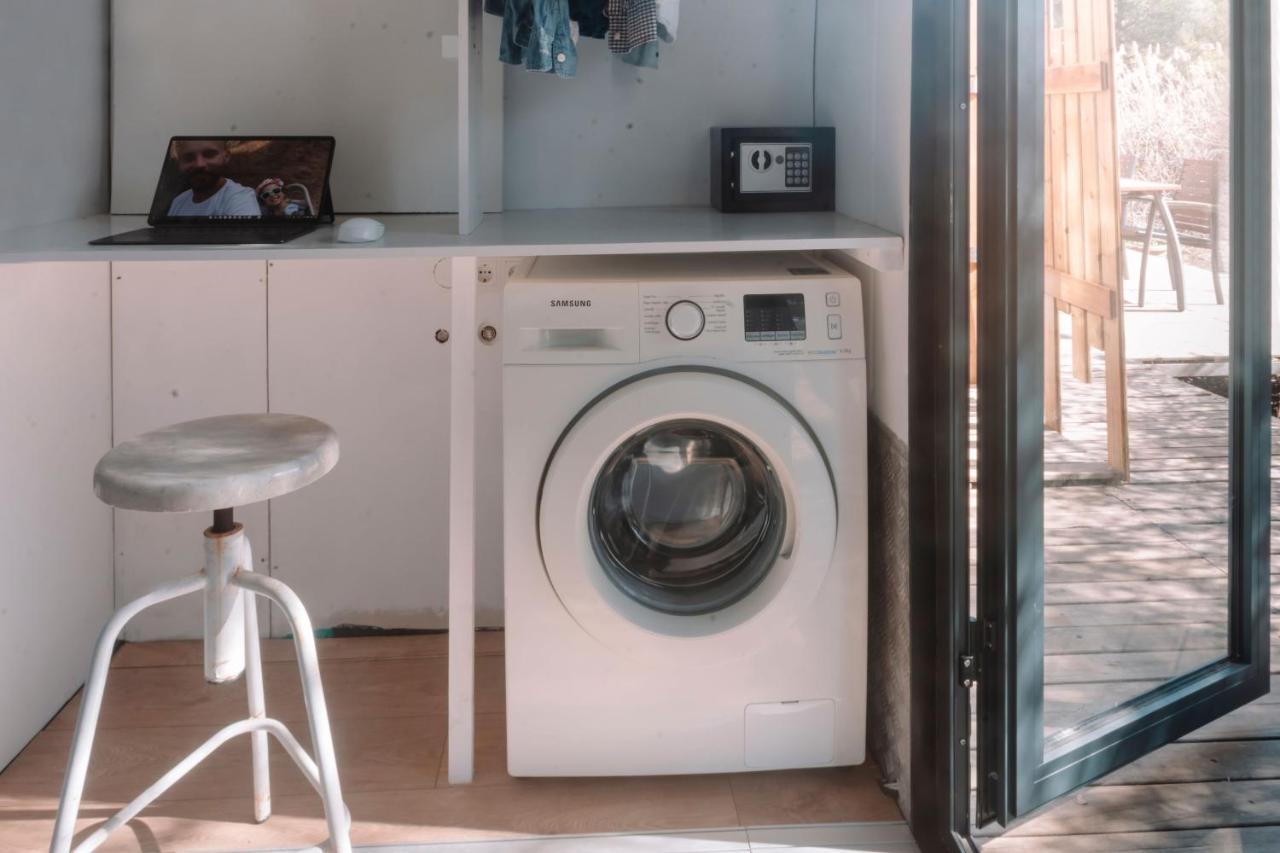 Cooltainer Retreat: Sustainable Coastal Forest Tiny House Near Barcelona Castelldefels Buitenkant foto