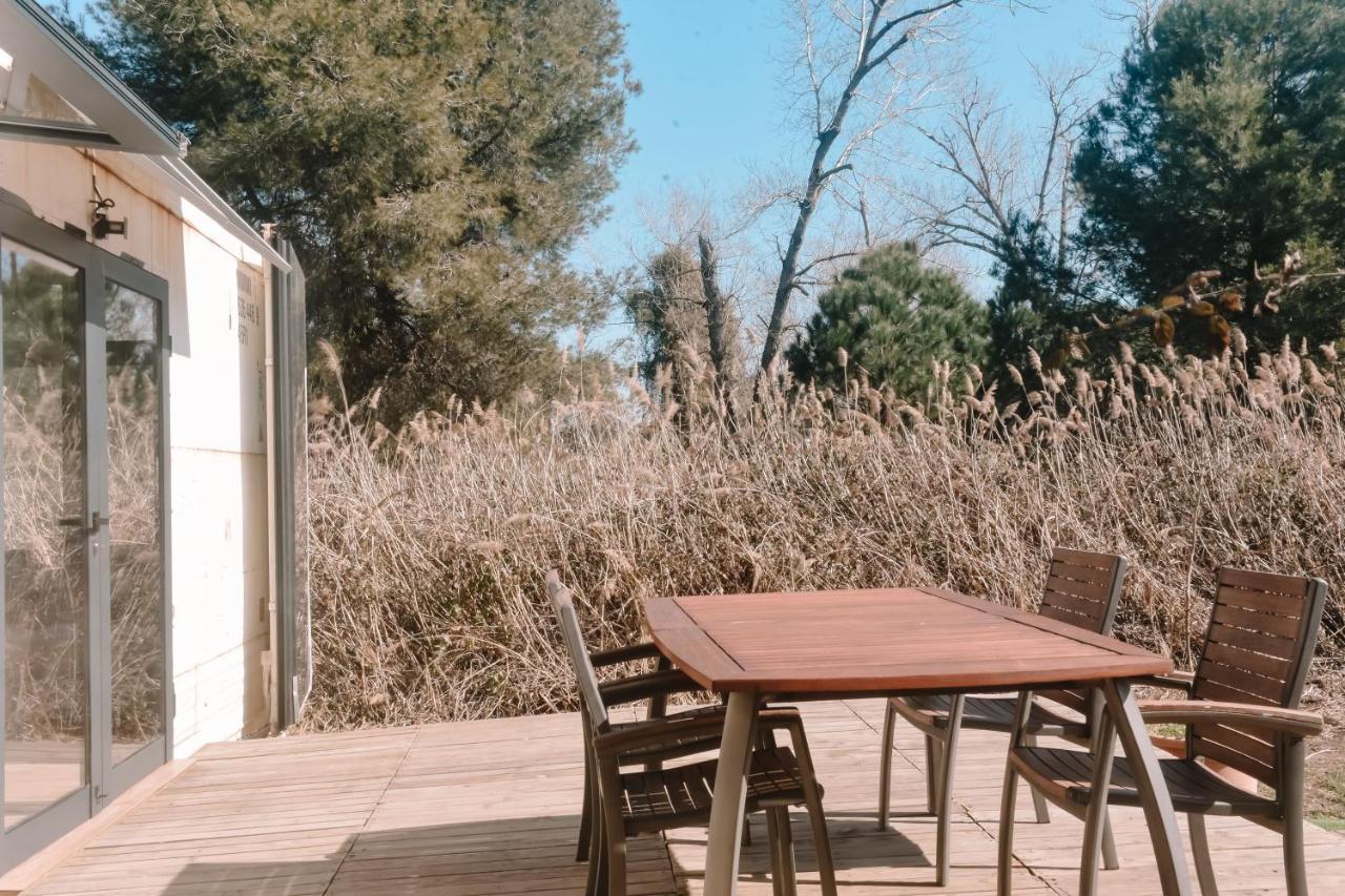 Cooltainer Retreat: Sustainable Coastal Forest Tiny House Near Barcelona Castelldefels Buitenkant foto