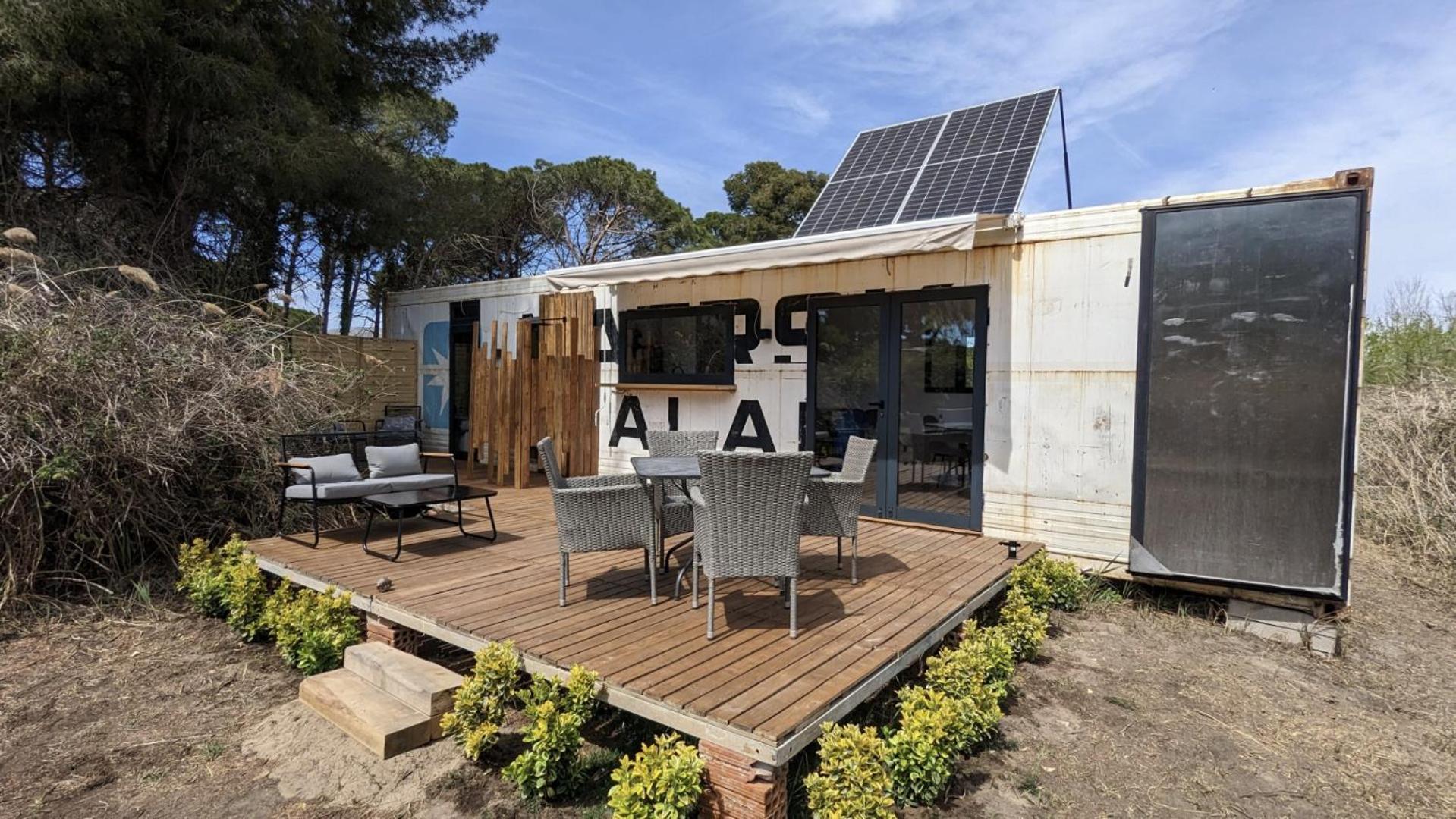 Cooltainer Retreat: Sustainable Coastal Forest Tiny House Near Barcelona Castelldefels Buitenkant foto