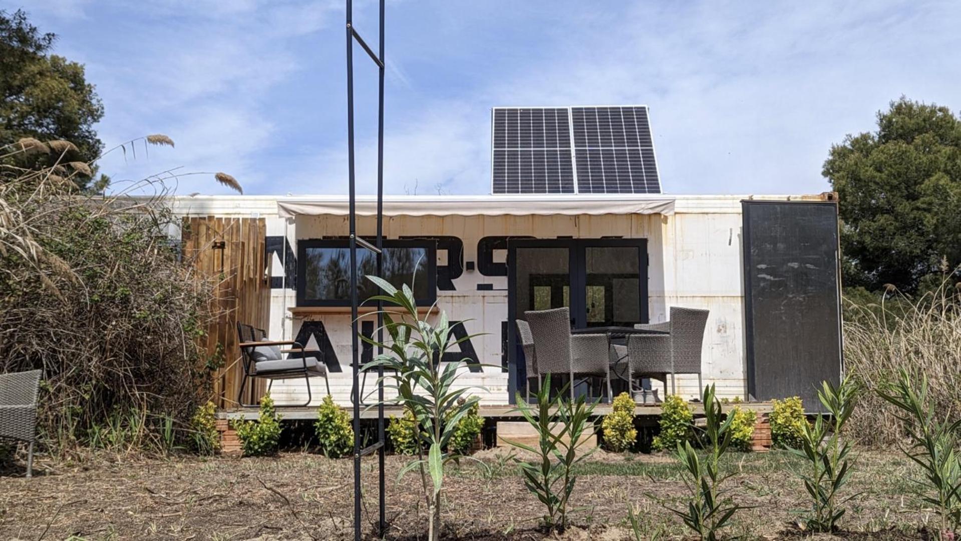 Cooltainer Retreat: Sustainable Coastal Forest Tiny House Near Barcelona Castelldefels Buitenkant foto